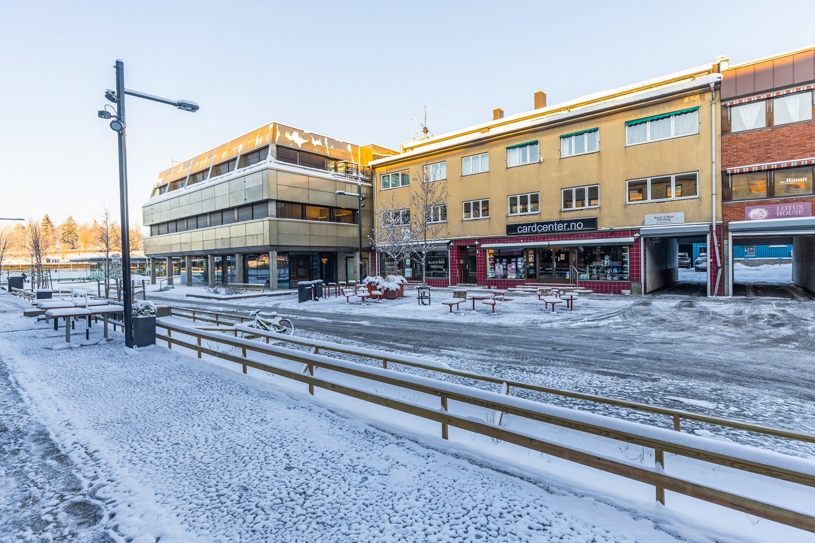 Ferdigstilt oppgradering av gågate - en møteplass med frodig byliv. Galleribilde