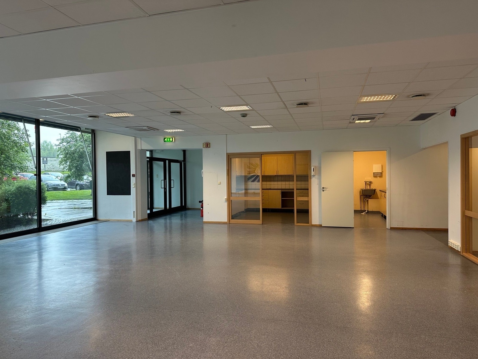 Lokalet består i hovedssak av et åpent lokale med mindre rom/møterom og funksjoner i ytterkant av åpent areal. Galleribilde