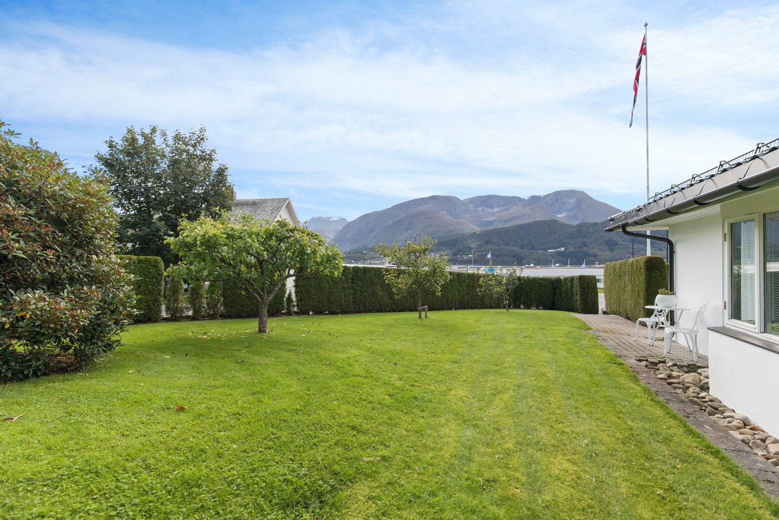 Flotte grøntarealer rundt bygget. Galleribilde