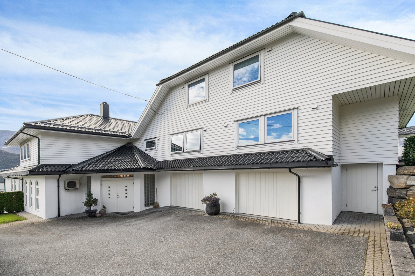 Boligdelen har egen tilkomst. Galleribilde