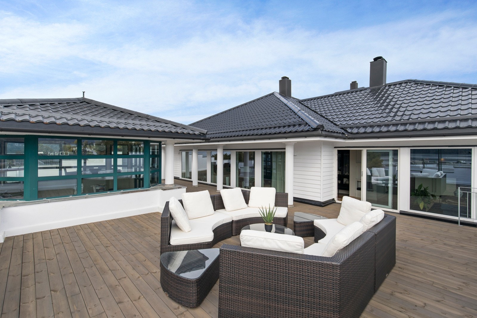 Terrassen har utgang både fra kjøkken og stue. Galleribilde