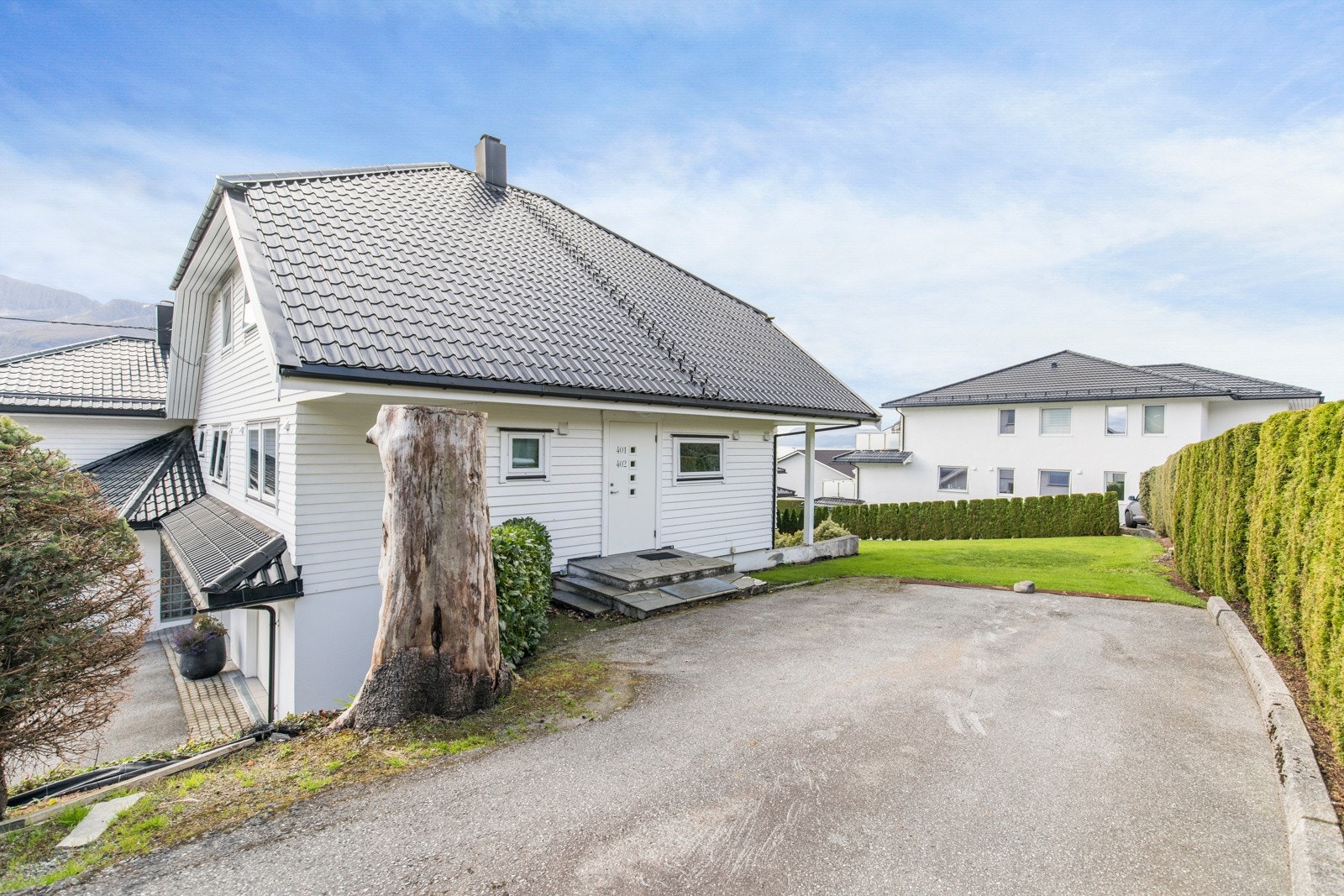 To utleieenheter (leilighet 401 og 402) med egen tilkomst på baksiden av bygget. Galleribilde