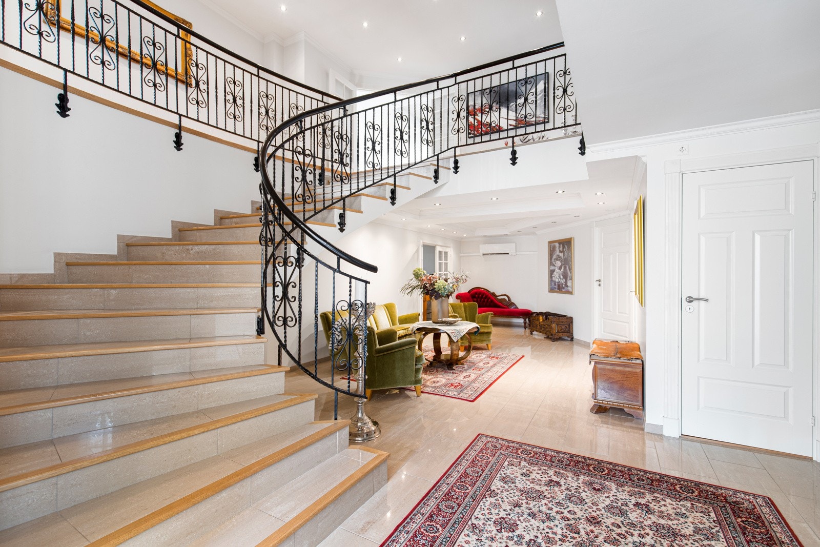 Boligdelen har en romslig, flislagt hall. Galleribilde