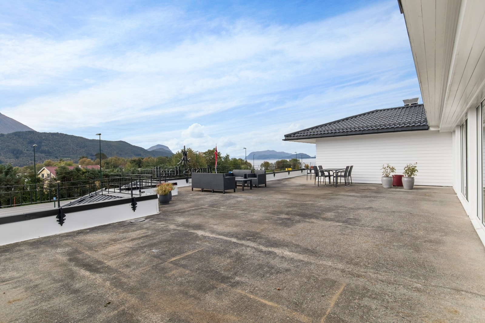 Sørvestvendt terrasse med nydelig utsikt. Galleribilde