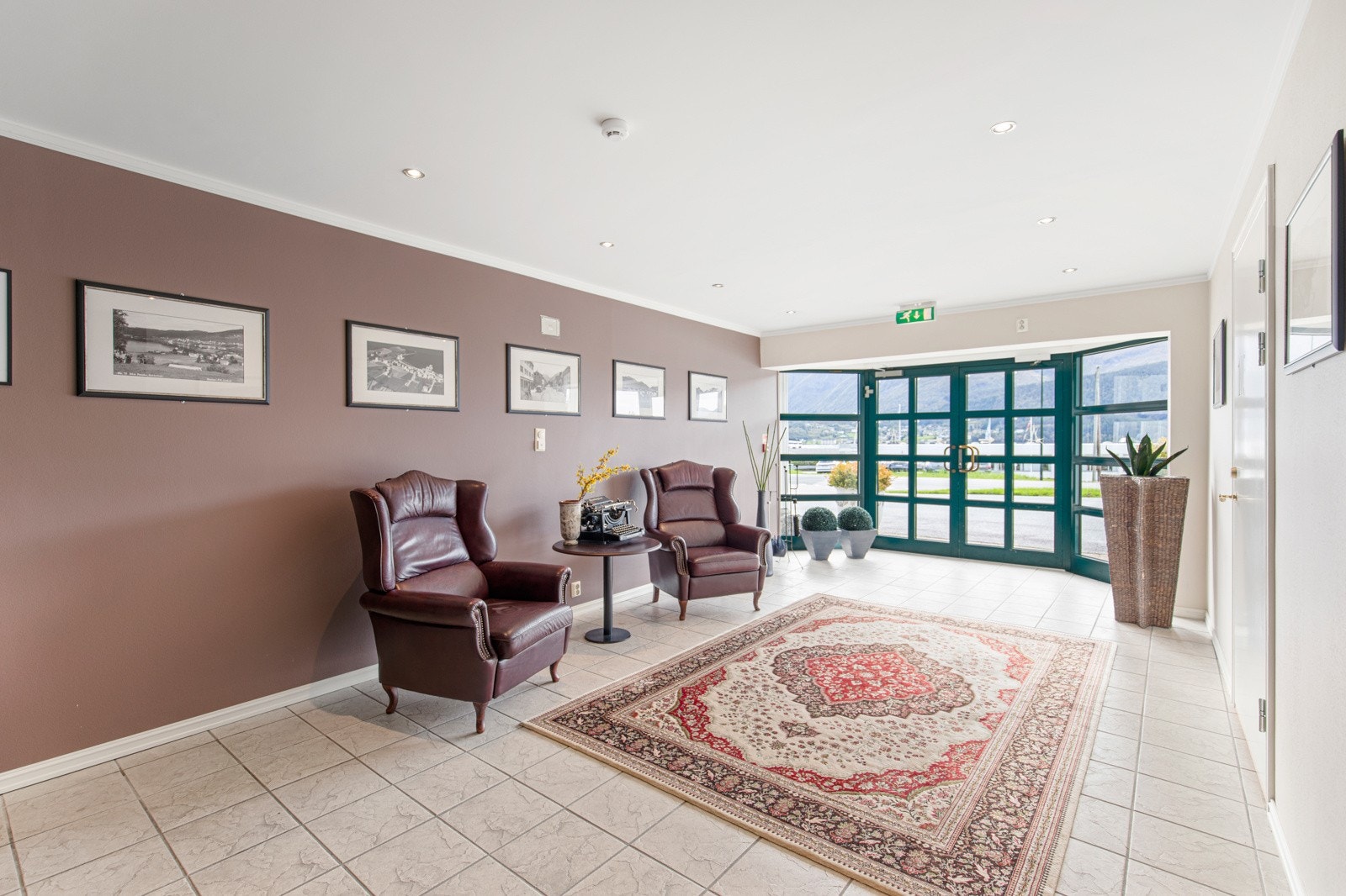 Hotellet har to inngangspartier. Galleribilde