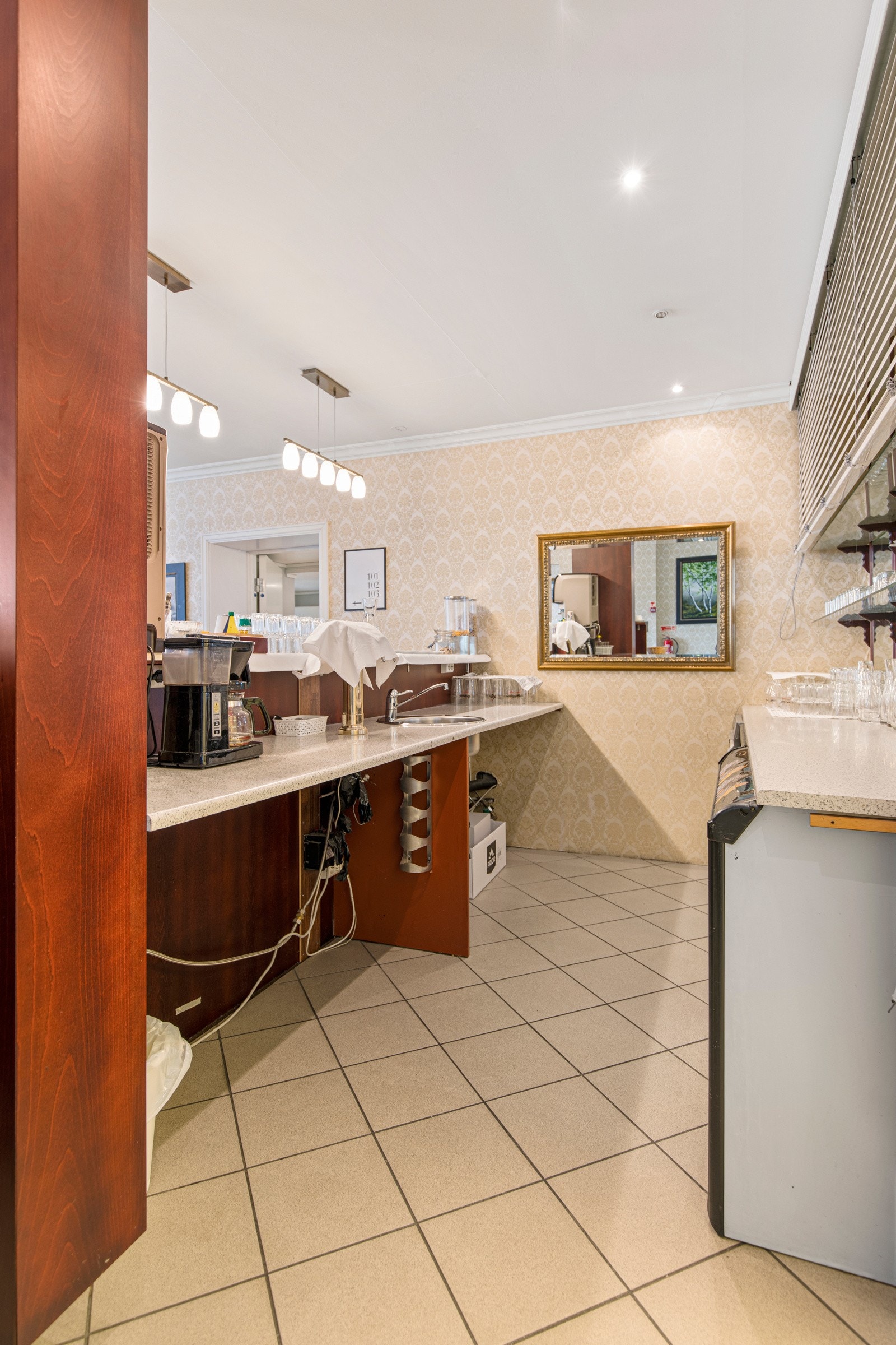 Bar med tilkomst til kjøkken og kjølerom. Galleribilde