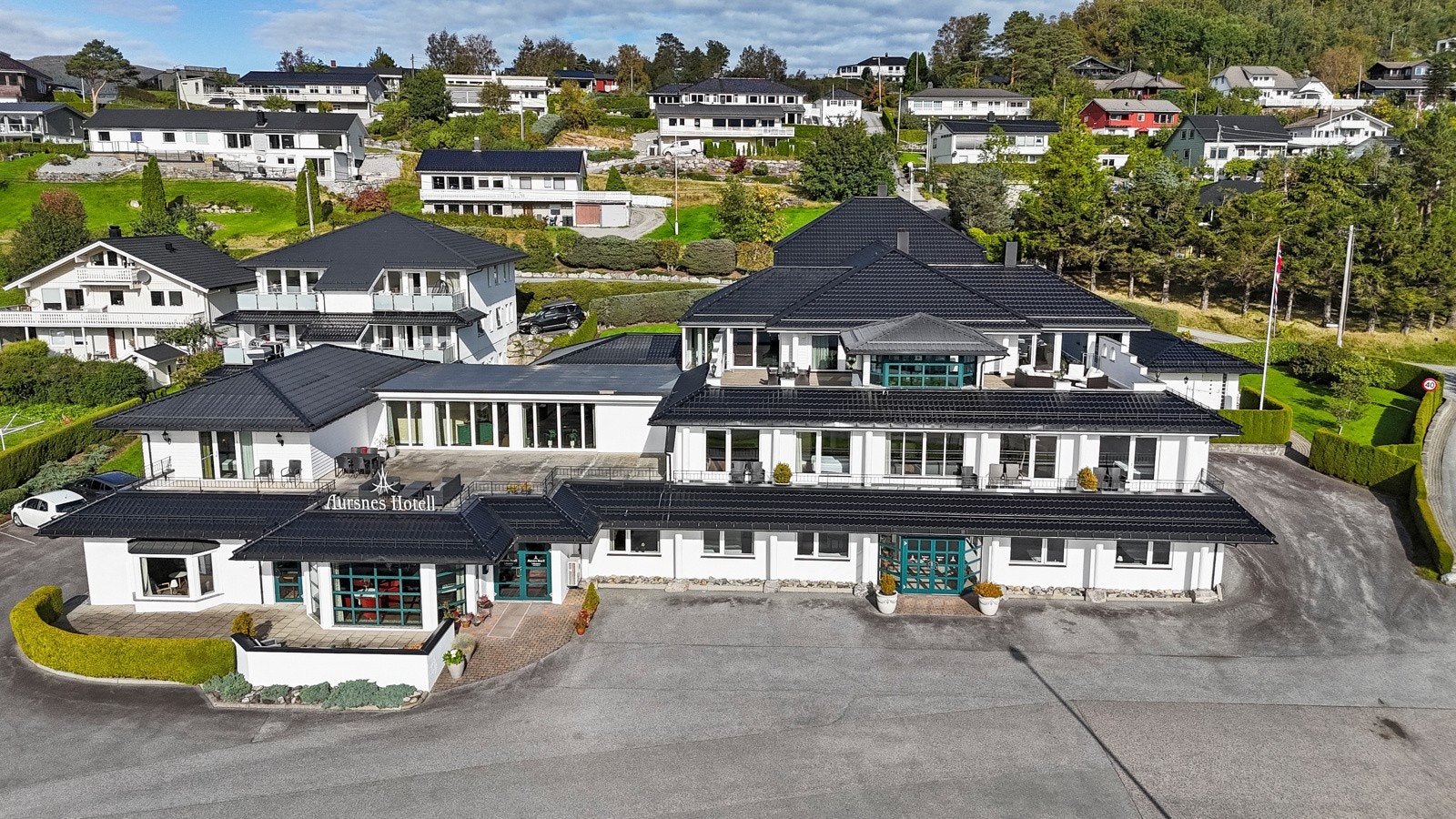 Første del av bygget ble oppført i 1947 og har etter dette blitt utvidet i flere byggetrinn, senest i 2013. Galleribilde