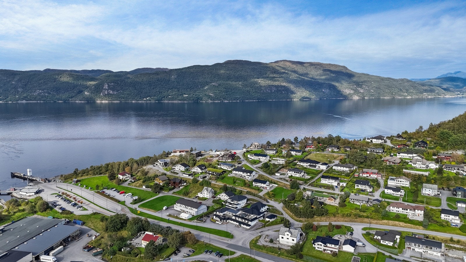 Aursnes Hotell har en idyllisk plassering i Sykkylven kommune, nærmere bestemt på Aursneset like ved Sykkylven ferjekai. Galleribilde