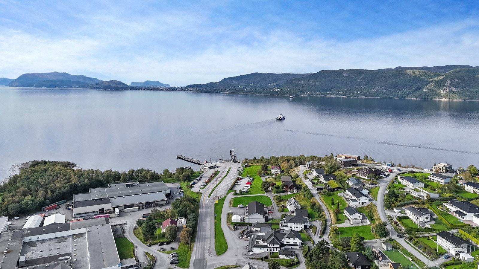 Sykkylven er et ypperlig utgangspunkt for utfartsturer til Ålesund, samt populære turistområder som Sunnmørsalpane, Geiranger og Øye. Galleribilde