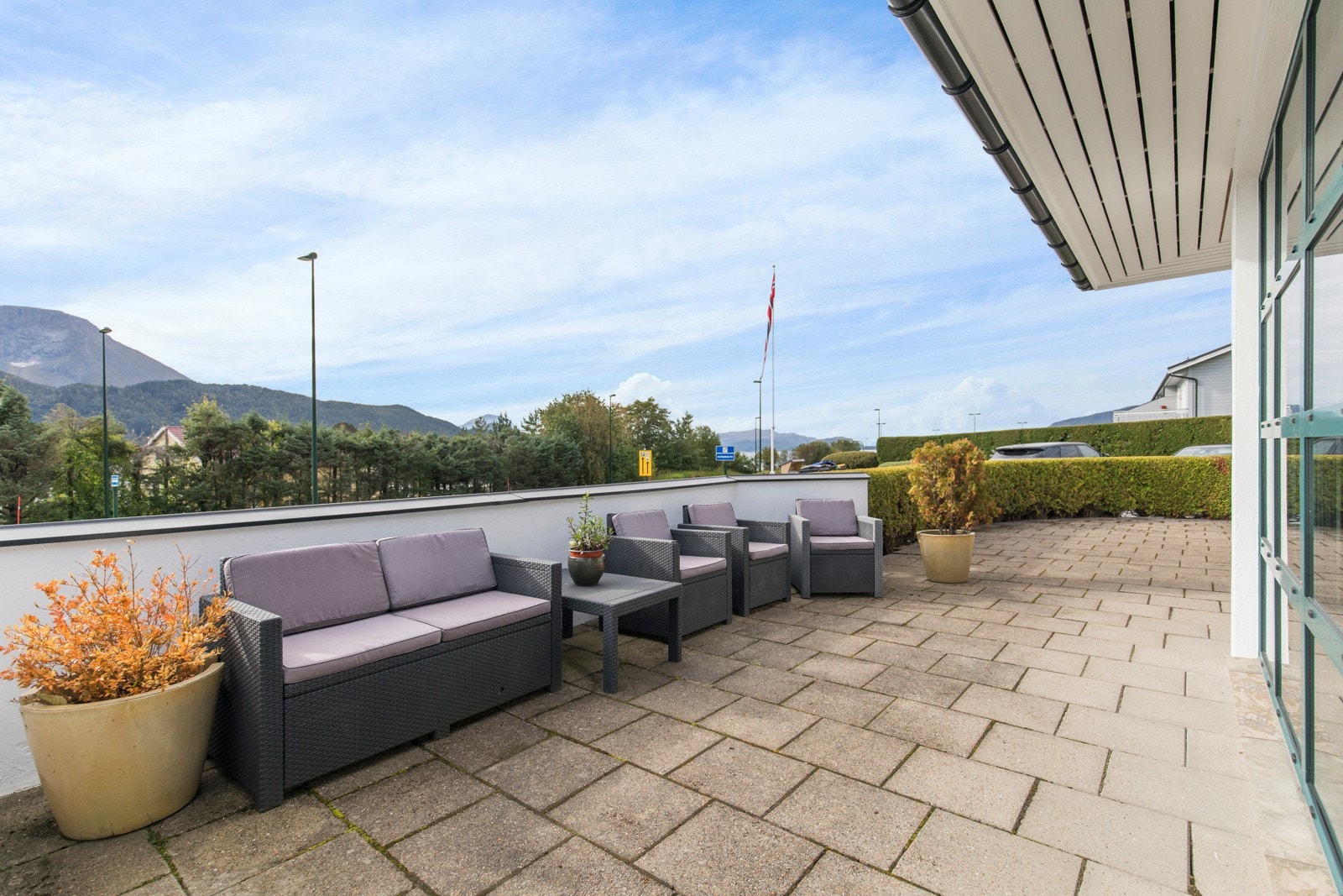 Uteplass. Galleribilde