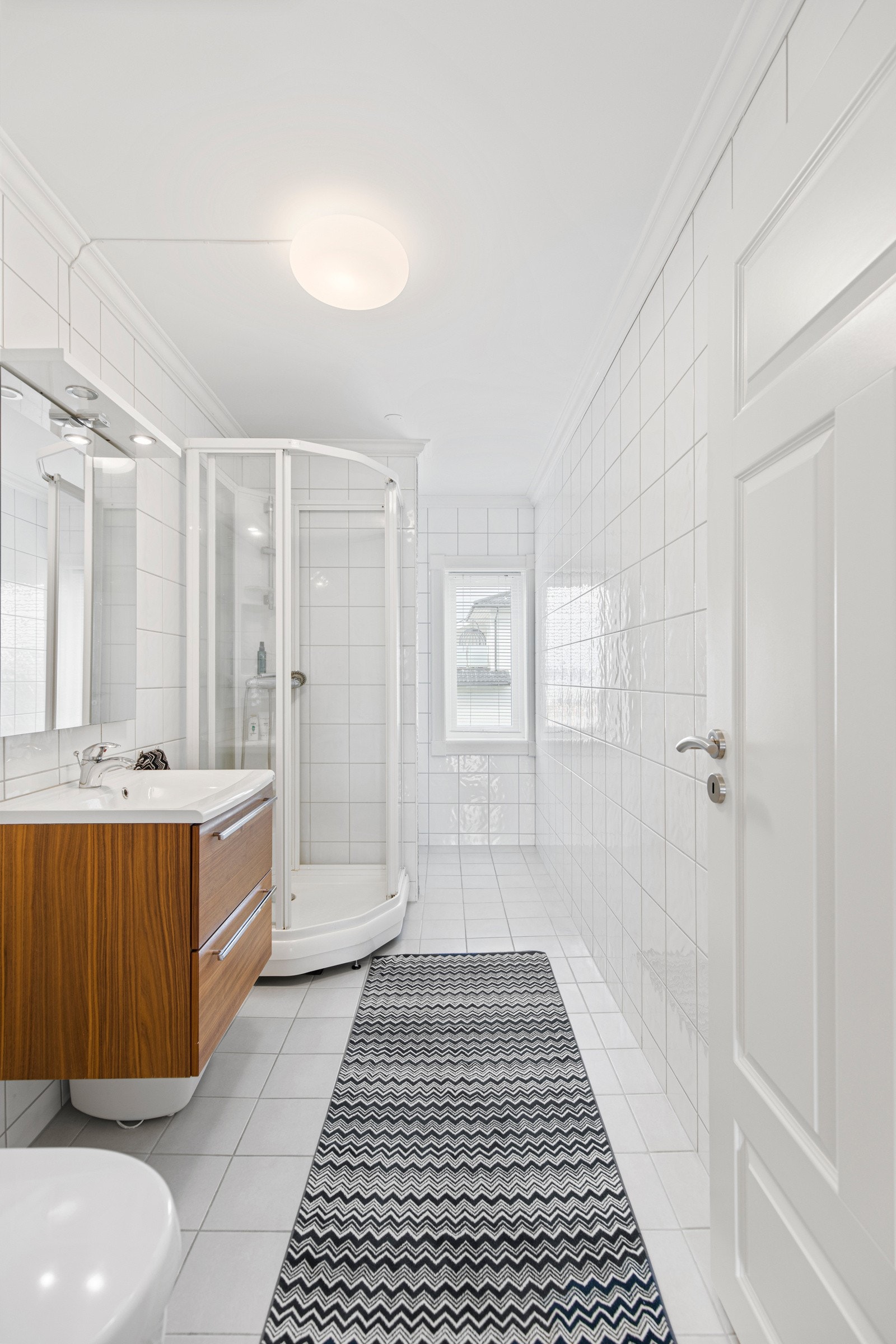 Pent, helfliset bad. Galleribilde