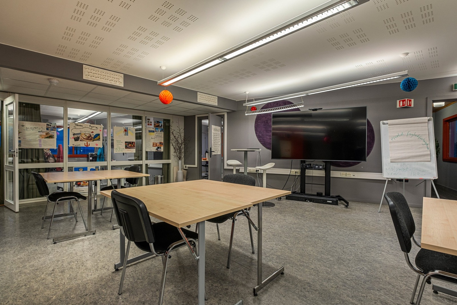 2. etg: Velegnet til kurs og/eller undervisningslokale. Kontorer adskilt i bakkant av lokalet. Galleribilde