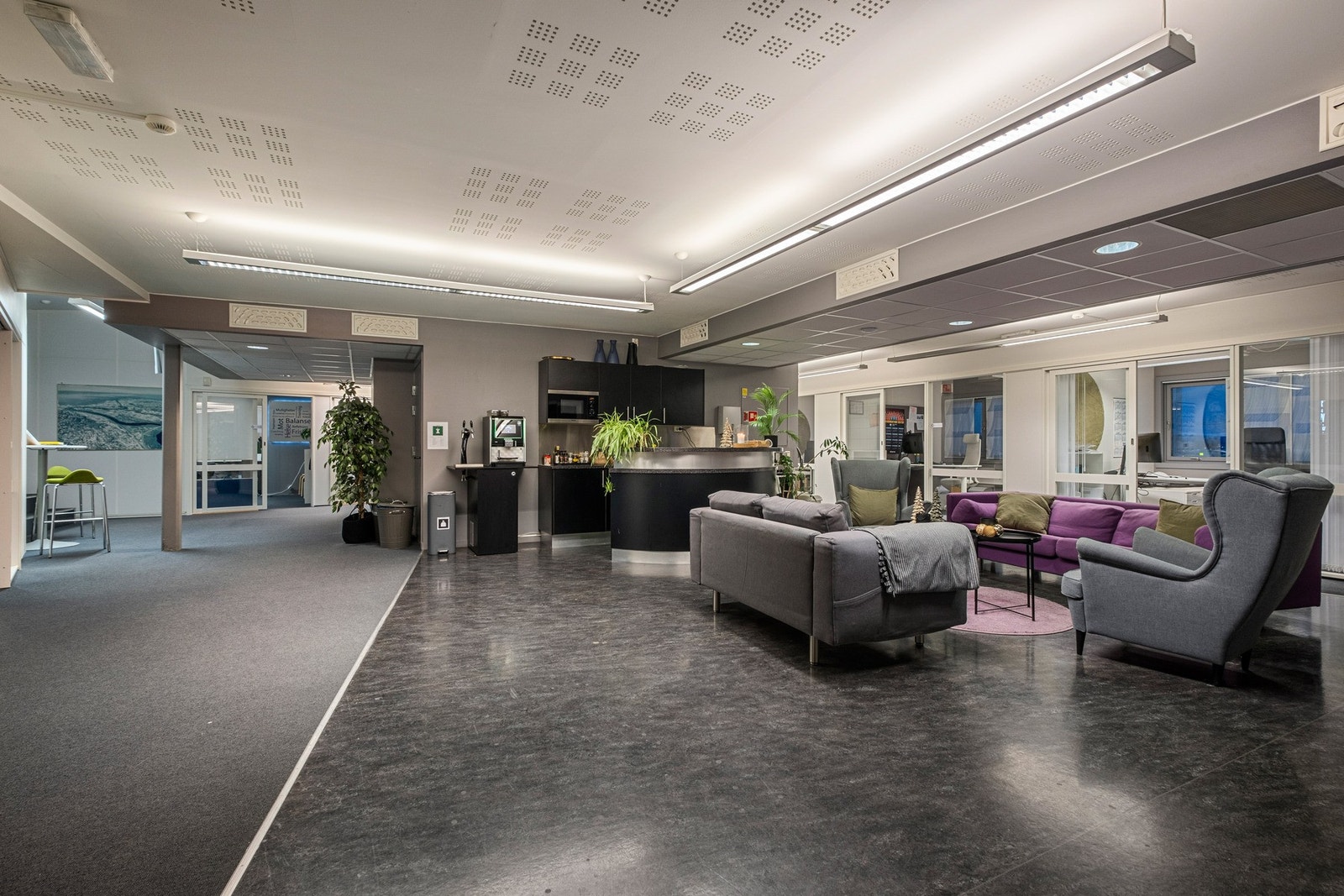 Leieobjektet i 3. etasje er i hovedsak et kontorlokale med arbeidsplasser i store og små kontorer samt sosial sone/kjøkken ved entré. Galleribilde