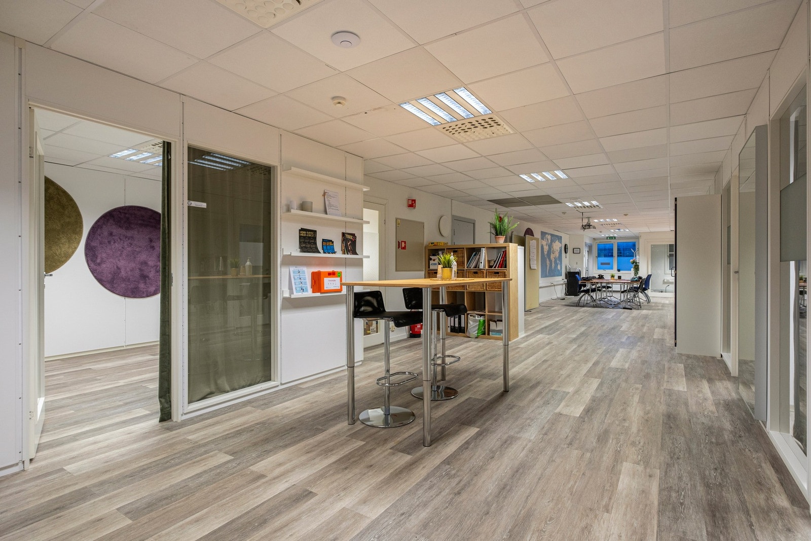 Lokalene i 1. etasje kan være egnet for både kurs/undervisning og kontor, eller fint brukes til et av disse formålene i seg selv. Galleribilde