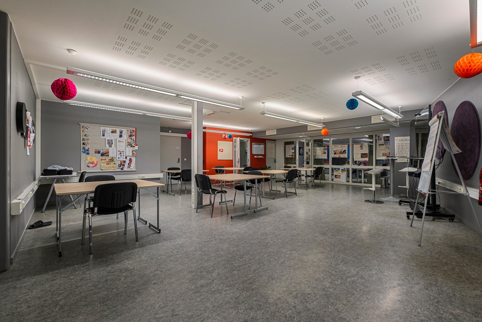 Lokalene i 2. etasje er velegnet til kurs og/eller undervisningslokale. Kontorer adskilt i bakkant av lokalet. Galleribilde