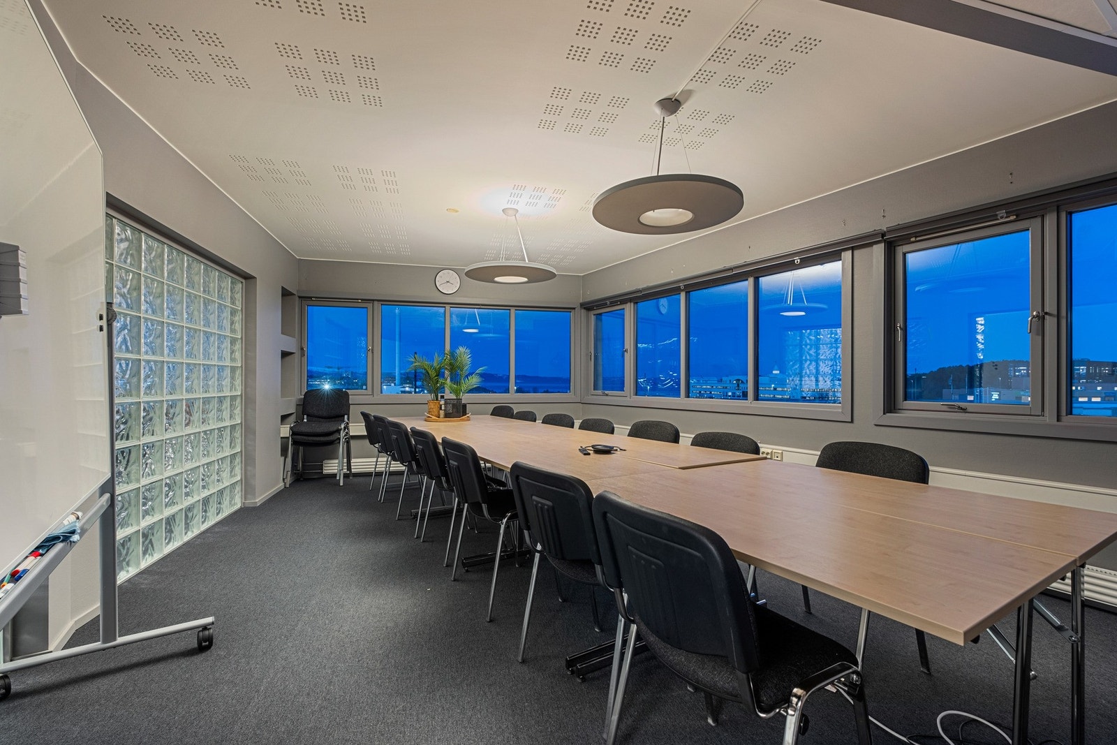 3. etg: Et stort og romslig møterom med god utsikt! Galleribilde