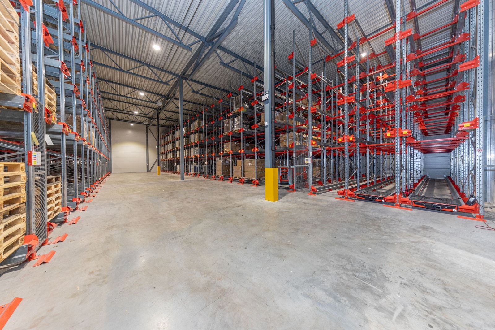 Høytlageret har ca. 8,5m fri takhøyde, reolsystemet skal i utgangspunktet fjernes for ny leietaker Galleribilde