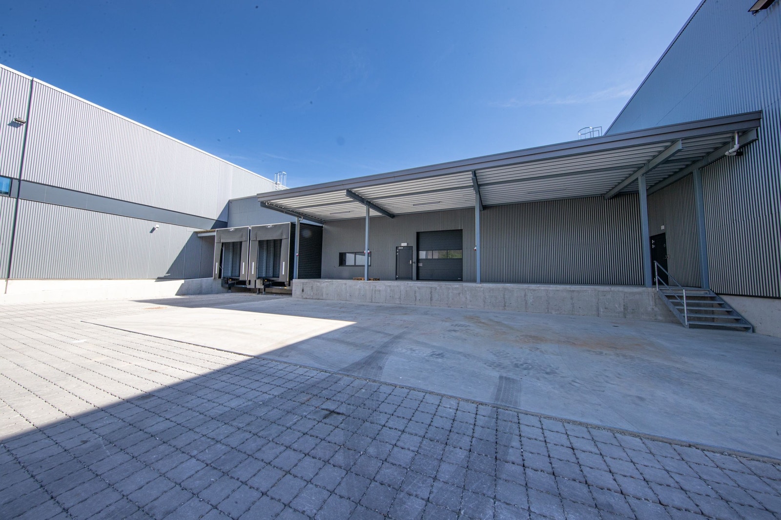 I 1.etg er det et varemottak med port med flush overgang, i tillegg til to stk kjøreramper. Galleribilde