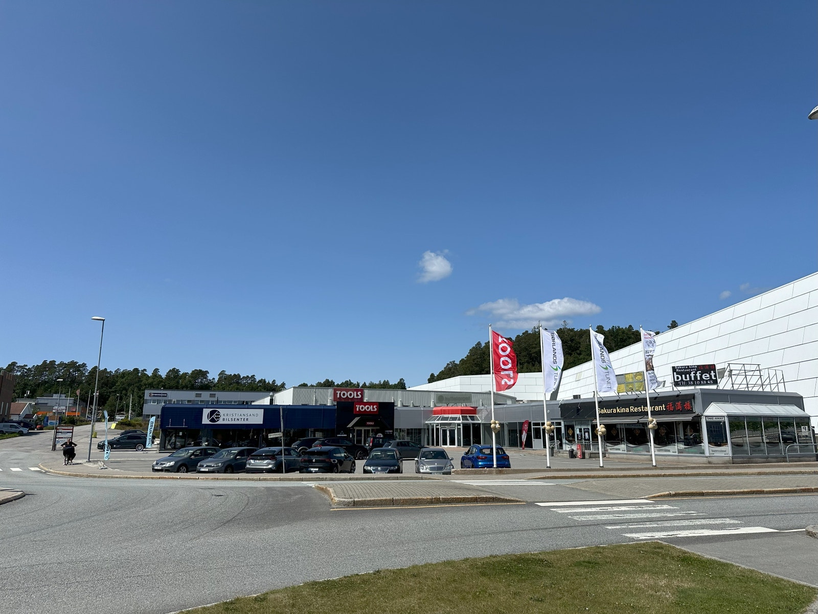 Kristiansand Bilsenter, Tools, Mc-utstyr, Eko Market og Sakura kina restaurant. Her er det 1 ledig lager lokale på ca 170kvm. Galleribilde
