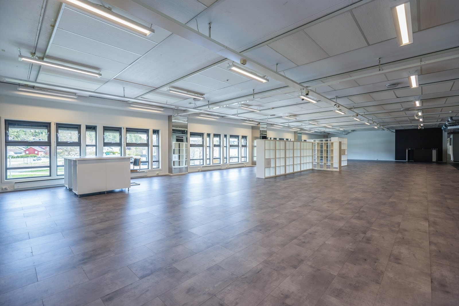 Store undervisningsrom kan fungere fint som åpent kontorlandsakp og showroom. Galleribilde