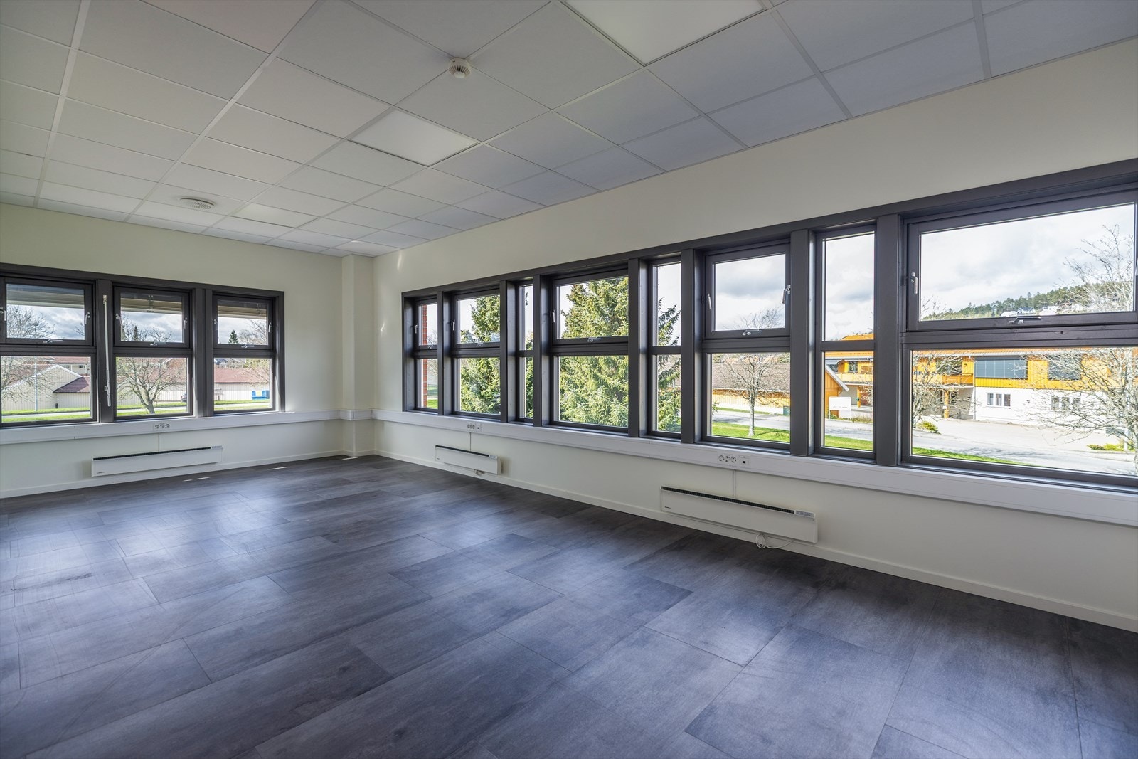 Det er installert et nytt balansert ventilasjonsanlegg med varmegjenvinning og kjøling i administrasjonsdel (2014). Galleribilde