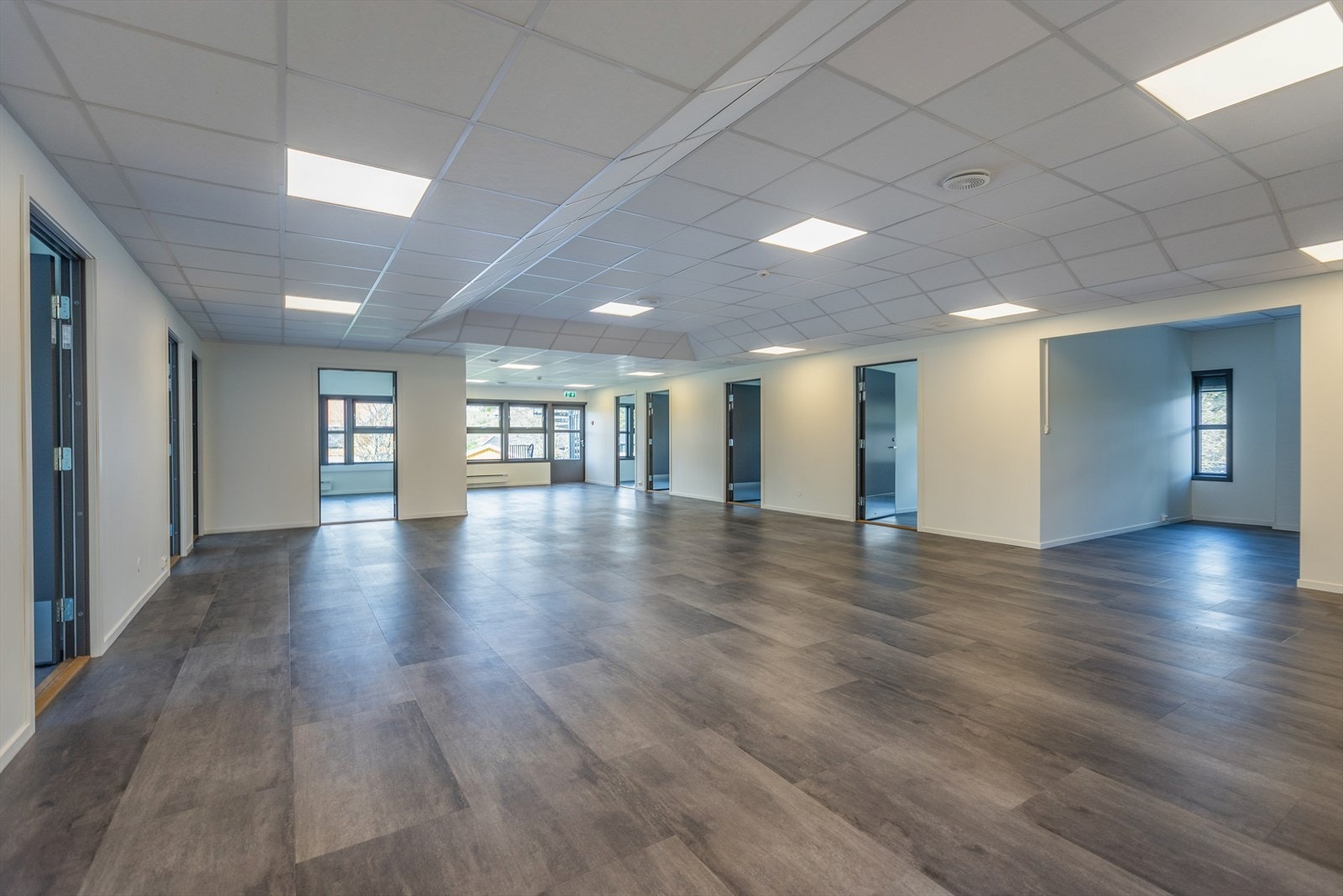 Det er gjennomført betydelige oppgraderinger de senere år og lokalene fremstår som lyse og moderne. Galleribilde