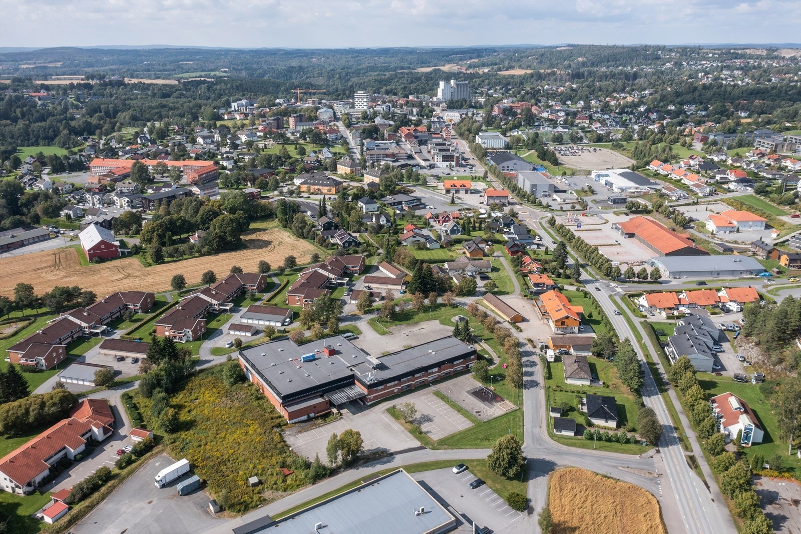 Eiendommen ligger i søndre del av Mysen sentrum med kort vei til hovedgate med handlesenter og servicetilbud. Galleribilde
