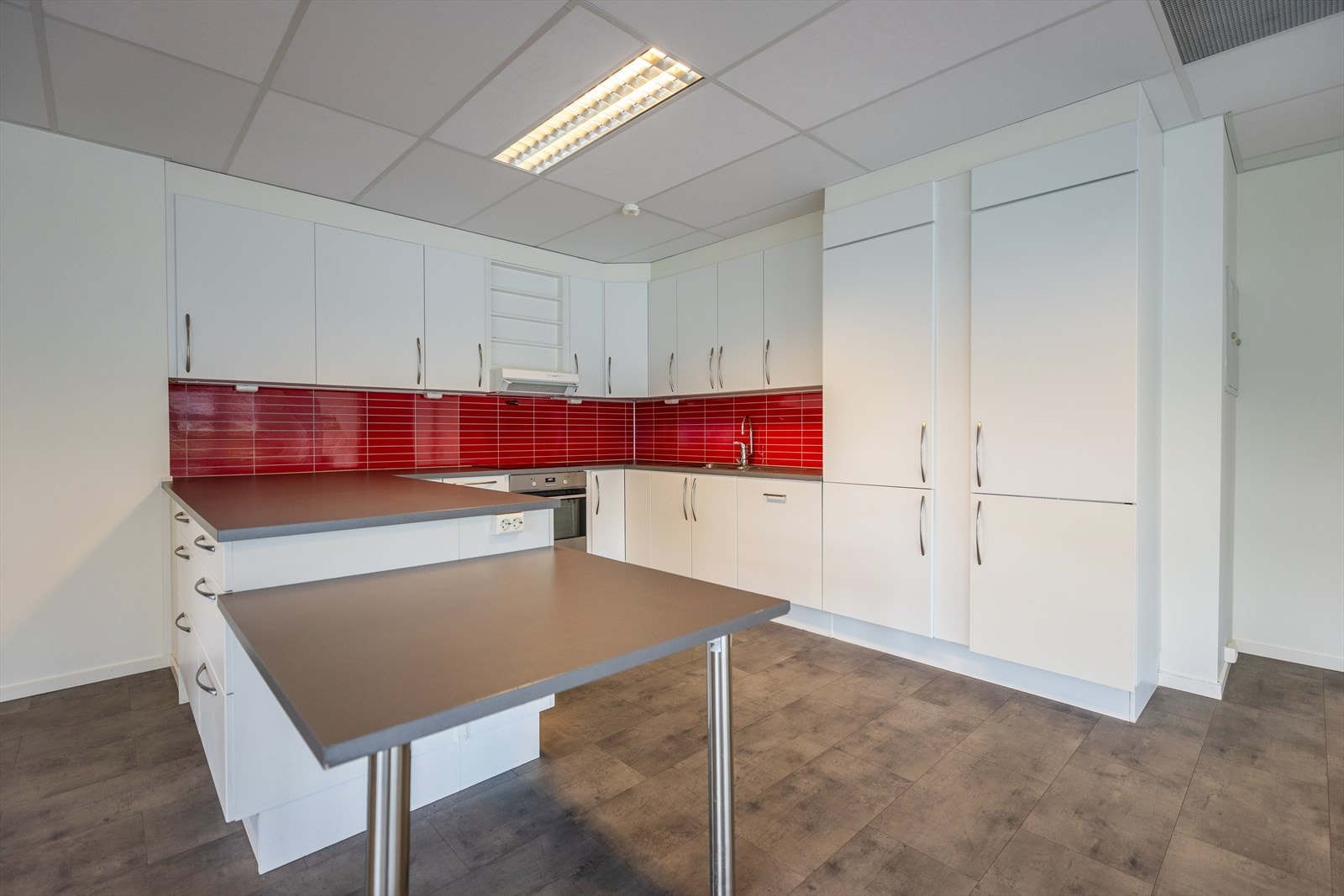 Flere kjøkken med plass til spiserom/kantine. Galleribilde