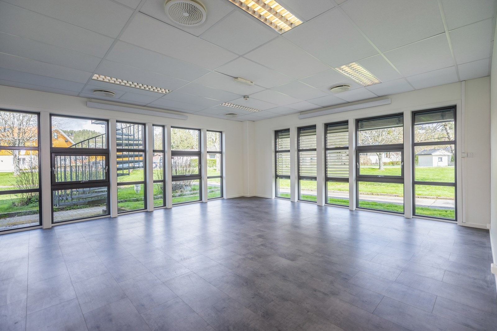 Administrasjonsdel består av en blanding av kontor, åpent kontorlandskap, gruppe-/behandlingsrom, kjøkken, garderober og toaletter. Galleribilde