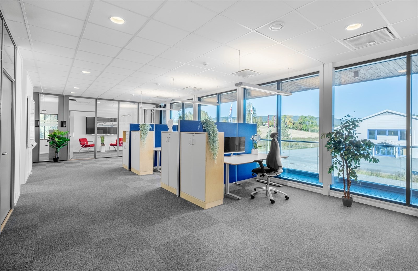 Kontorfelleskap med balkong utenfor Galleribilde