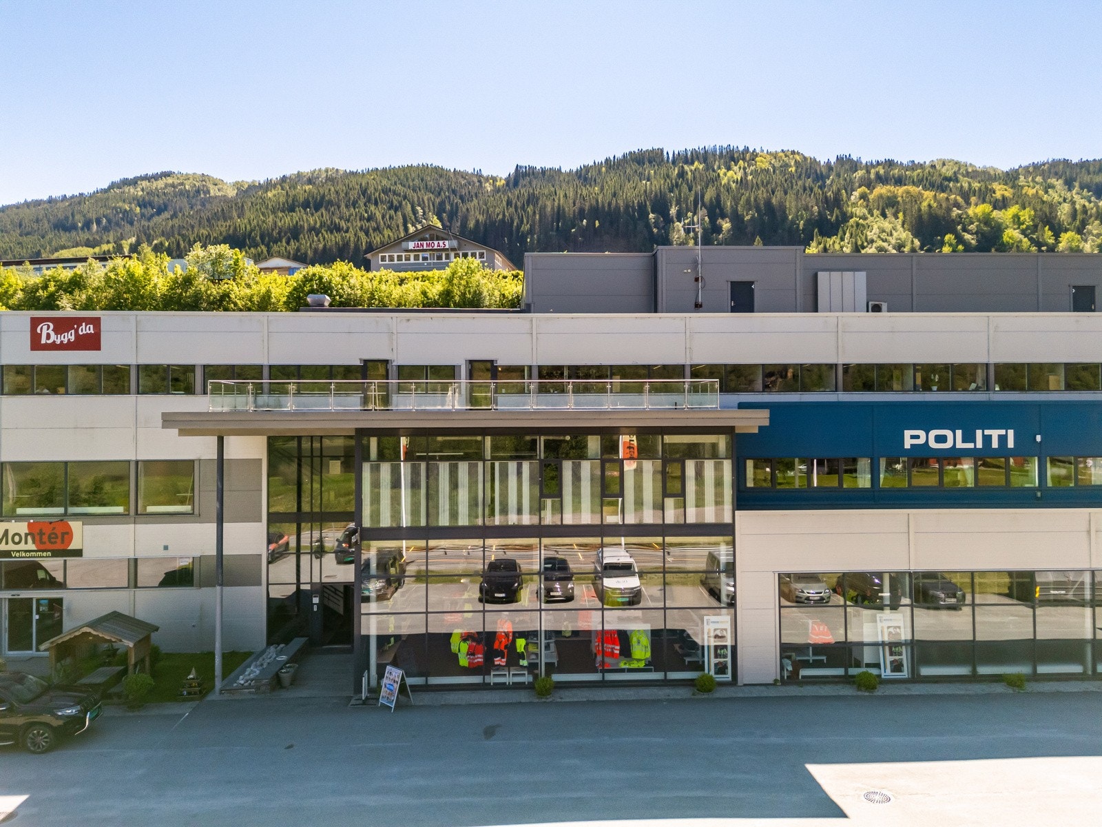 Glassfasaden synliggjør inngangspartiet Galleribilde