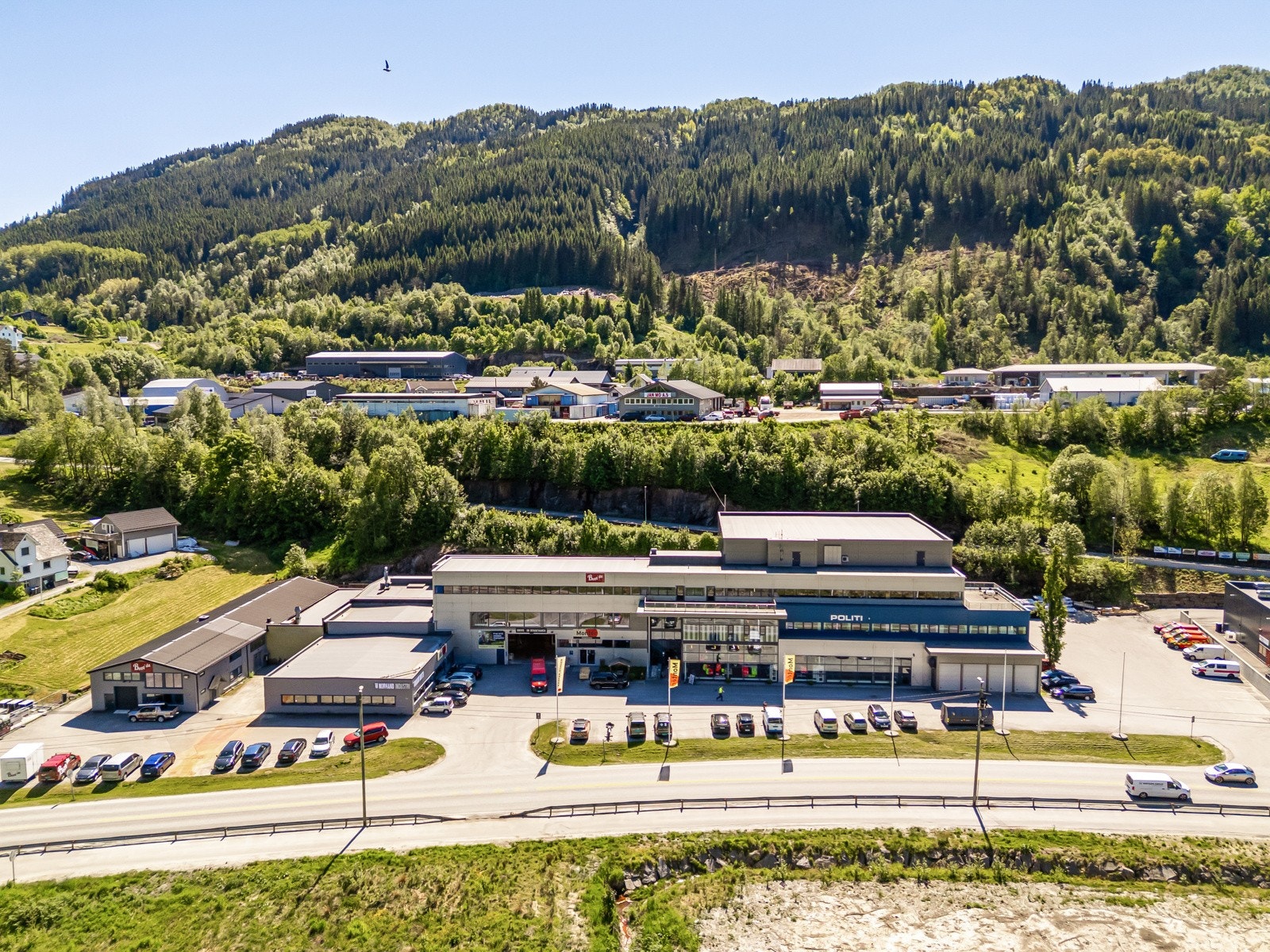 Tradisjonell kontorfasader med innslag av større glassfelt Galleribilde