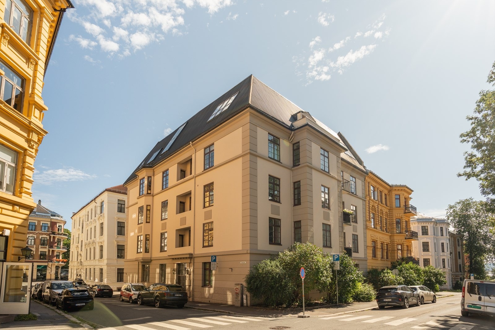 Lokalet ligger i en representabel og godt vedlikeholdt bygård på Skillebekk hvor fasaden ble rehabilitert i 2018. Galleribilde