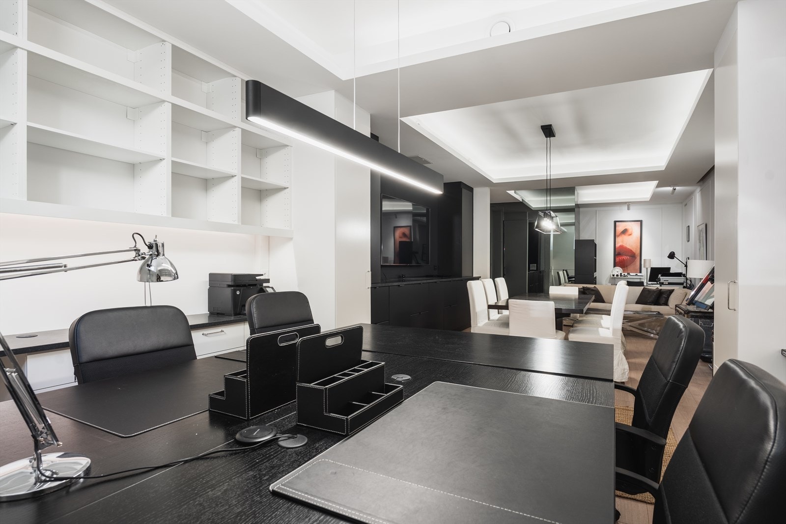 Gode arbeidssoner og rikelig med plass til oppbevaring. Galleribilde