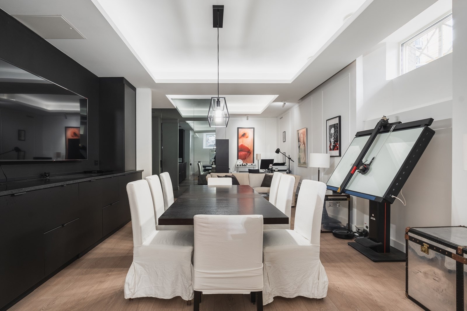 Legg merke stilig lyselement i taket - rammer inn sonene og gir et eksklusivt preg. Galleribilde