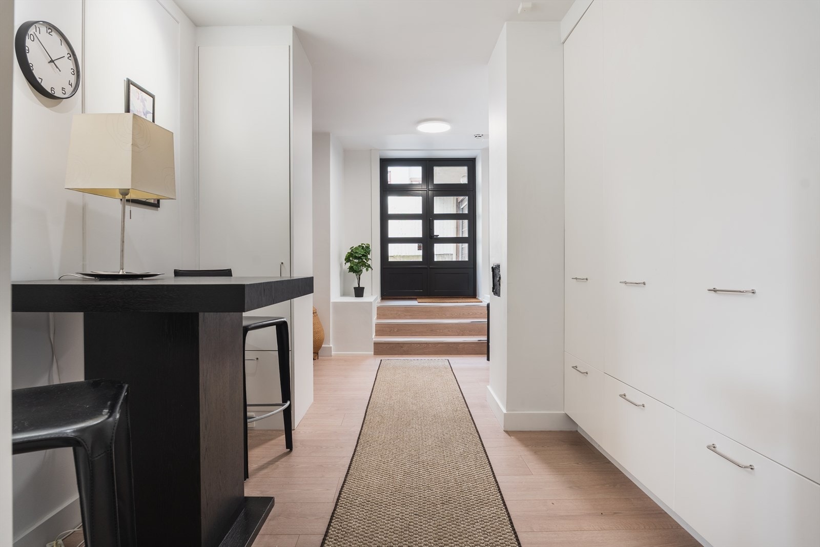 Pen og romslig entré praktisk innredet med flere skap som gir god plass til jakker og sko. Galleribilde