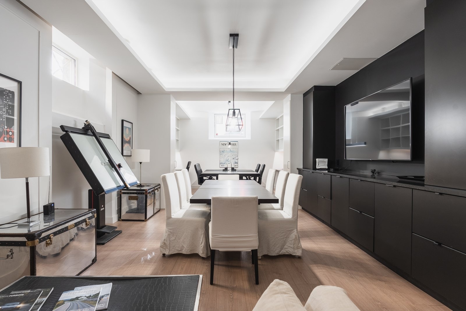 Moderne næringslokale omfattende pusset opp i 2022 selges komplett møblert og utstyrt. Galleribilde