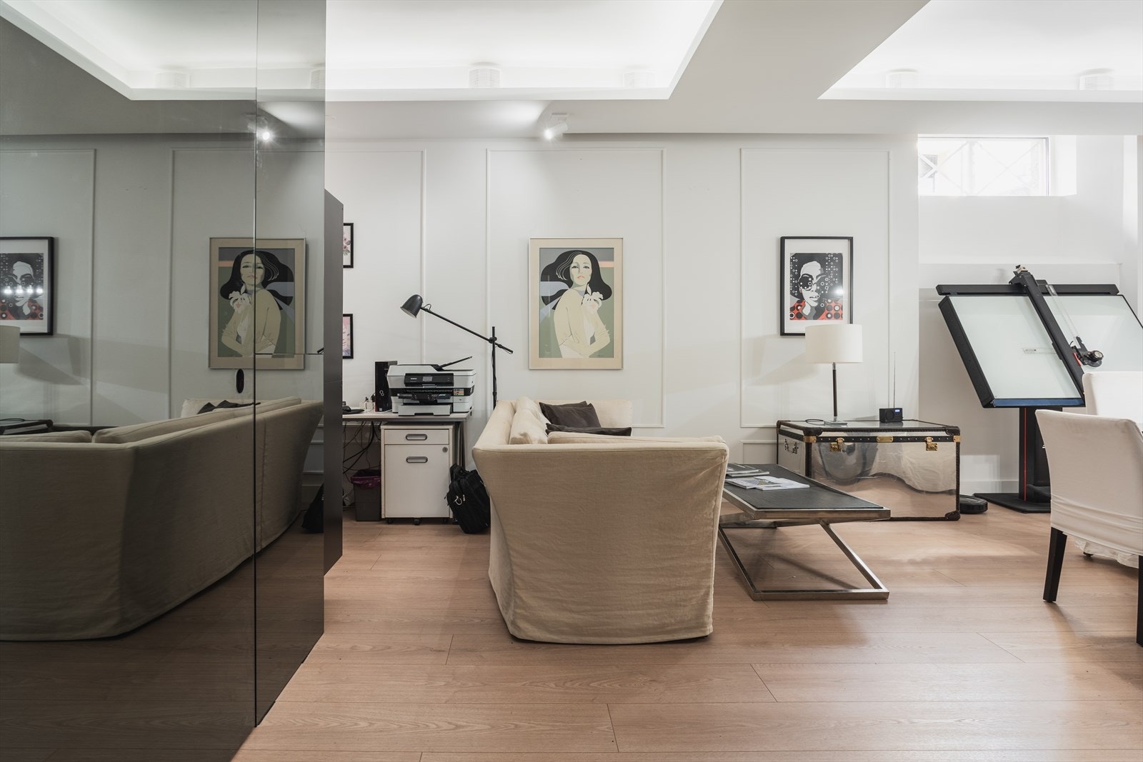 Dekorative vegglister gir et klassisk preg. Delikate farge- og materialvalg er gjennomgående i lokalet. Galleribilde