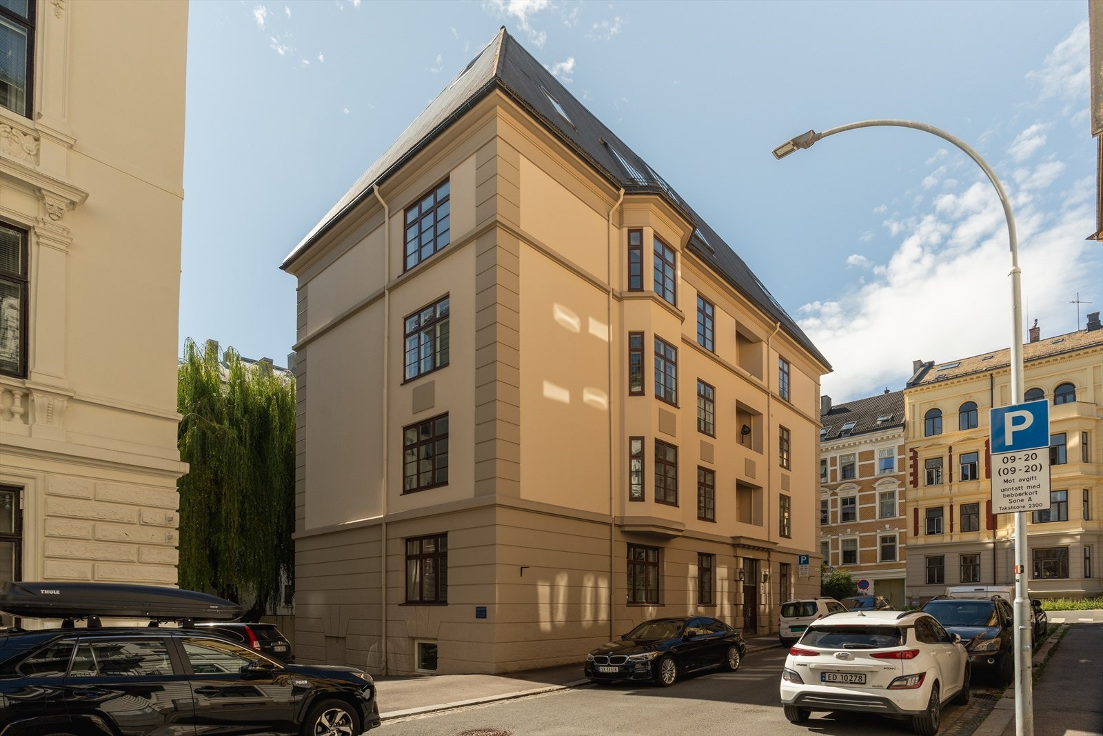 Sentral beliggenhet midt på Skillebekk med dagligvare, hyggelige kaféer, serveringssteder og trikkeholdeplass rett i nærheten. Galleribilde