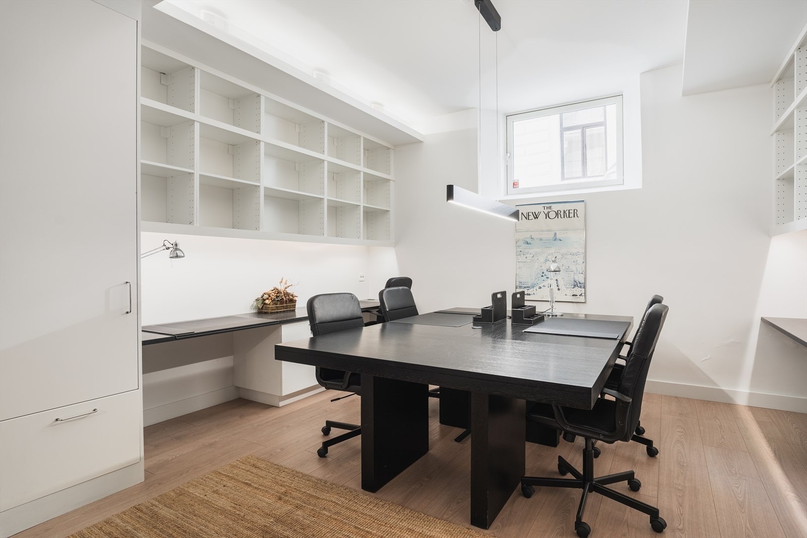 Det er elektrisk gulvvarme i hele lokalet, belagt med pen og lys laminat. Galleribilde