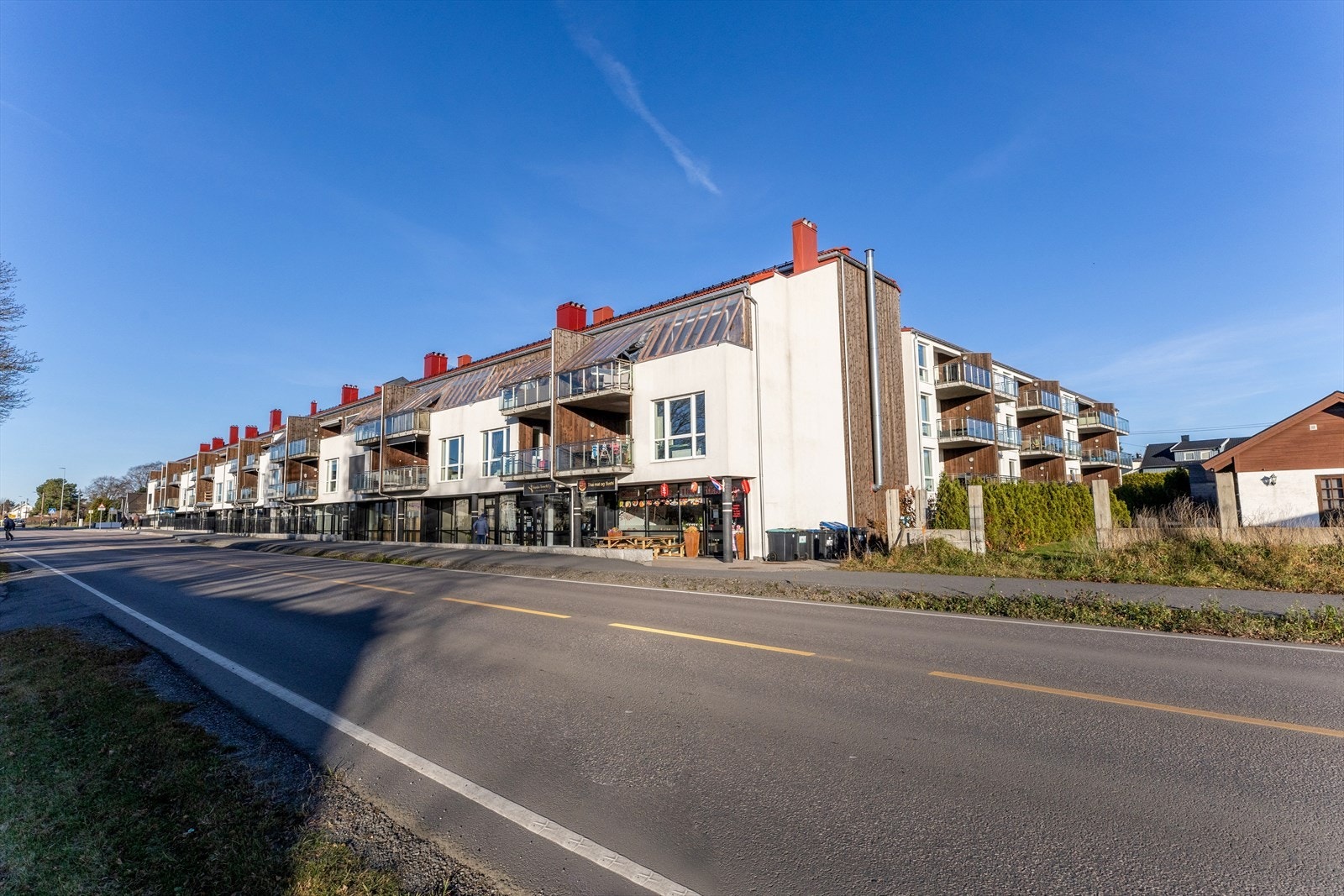 Næringsarealene ligger i første rekke mot hovedvei og bussholdeplass. Galleribilde