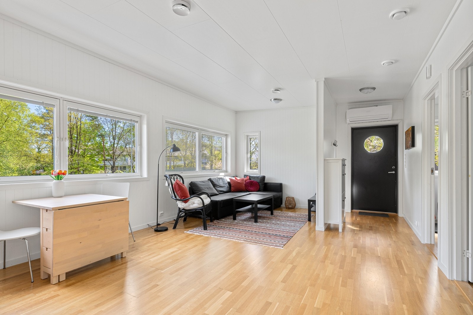 "Leiligheten" i 2. etg. Innredet med 2 soverom, bad, stue med kjøkken. Galleribilde