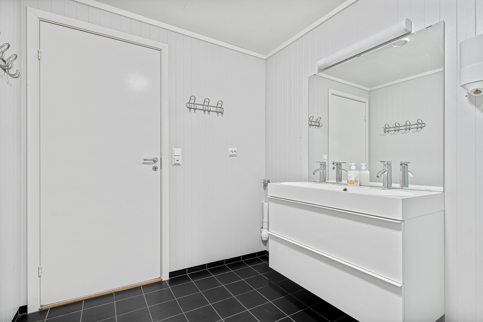 Badet i 1. etg. Opplegg for vaskemaskin. Galleribilde