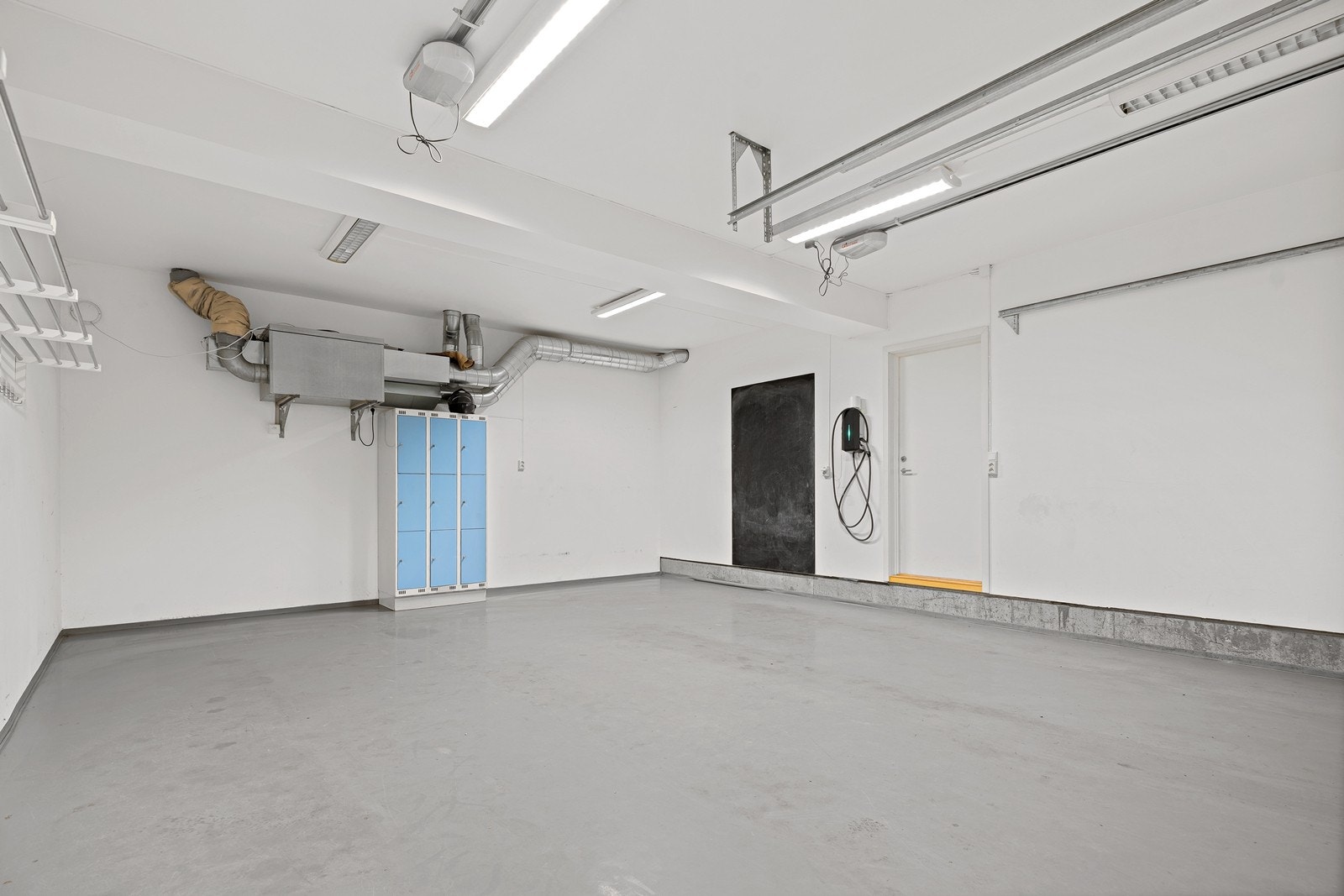 Dobbel garasje med el-bil lader. Automatisk åpnere. Galleribilde