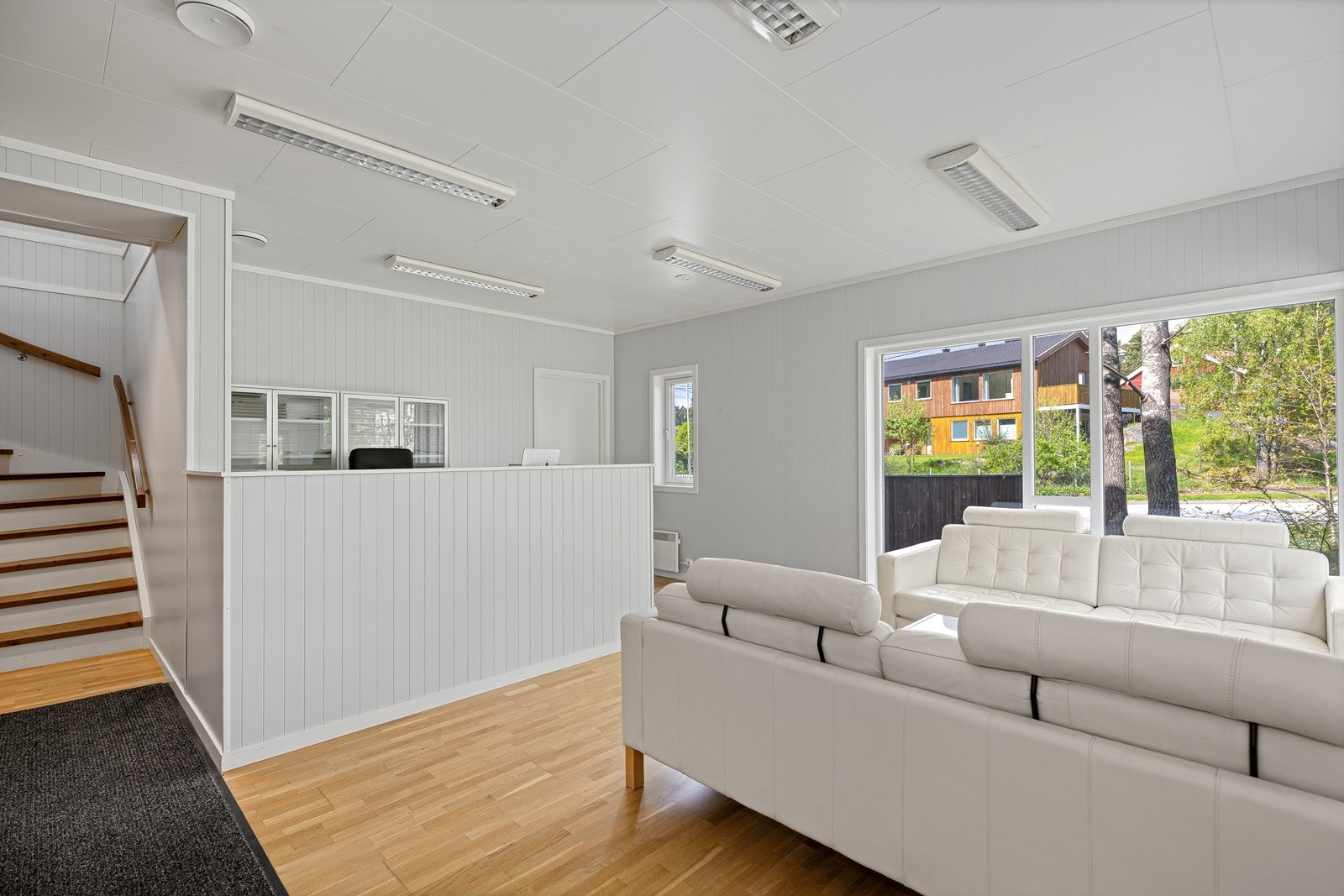 Velkommen inn i resepsjon, venterom evt kontorplass. Galleribilde