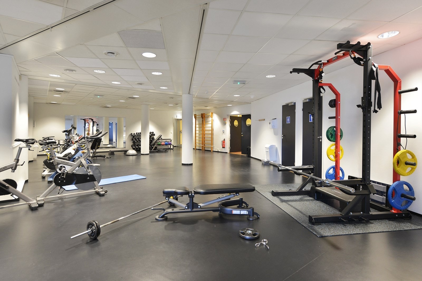 Felles treningsrom i kjeller med egen sal Galleribilde