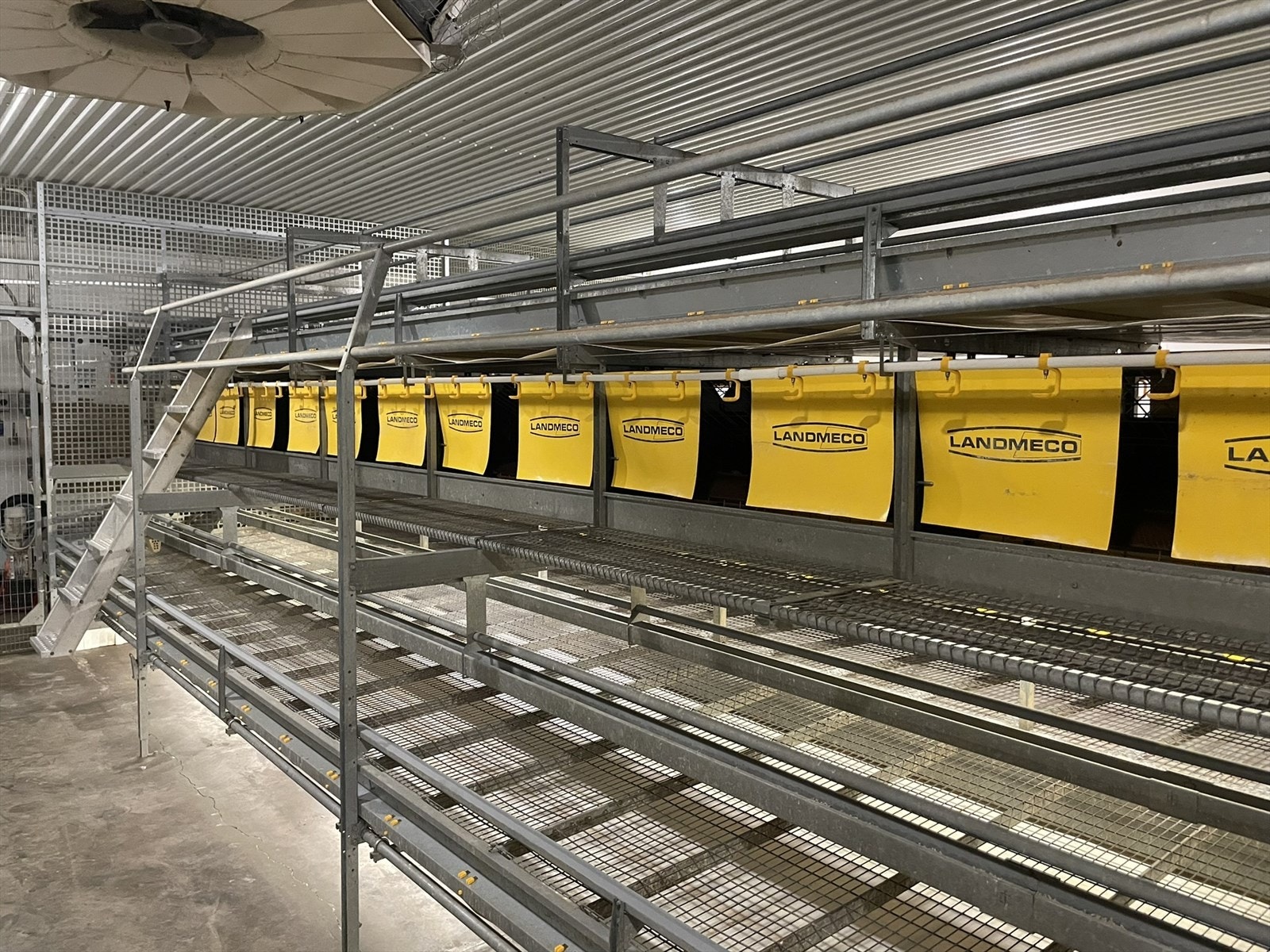 Innredning av typen "Landmeco Combo" etasjesystem for frittgående høner (aviar). Anlegg ble kjøpt og montert i 2019 (foto tatt av selger) Galleribilde