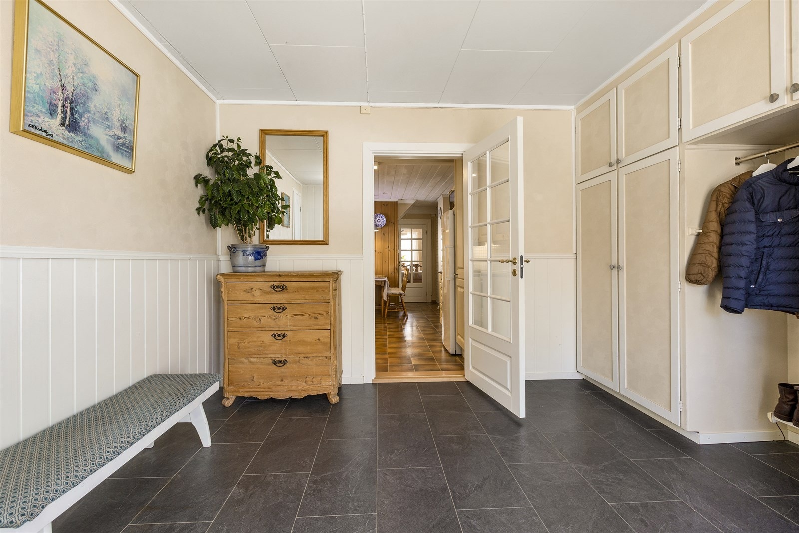 Romslig entré med god plass for yttertøy og sko. Galleribilde