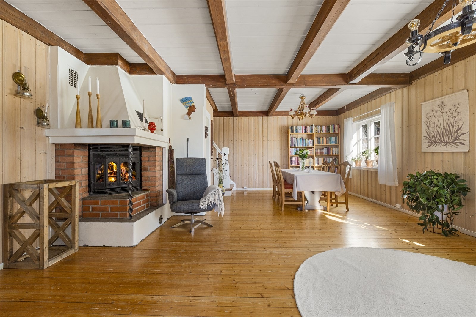 I begge stuene er det ildsteder. Galleribilde