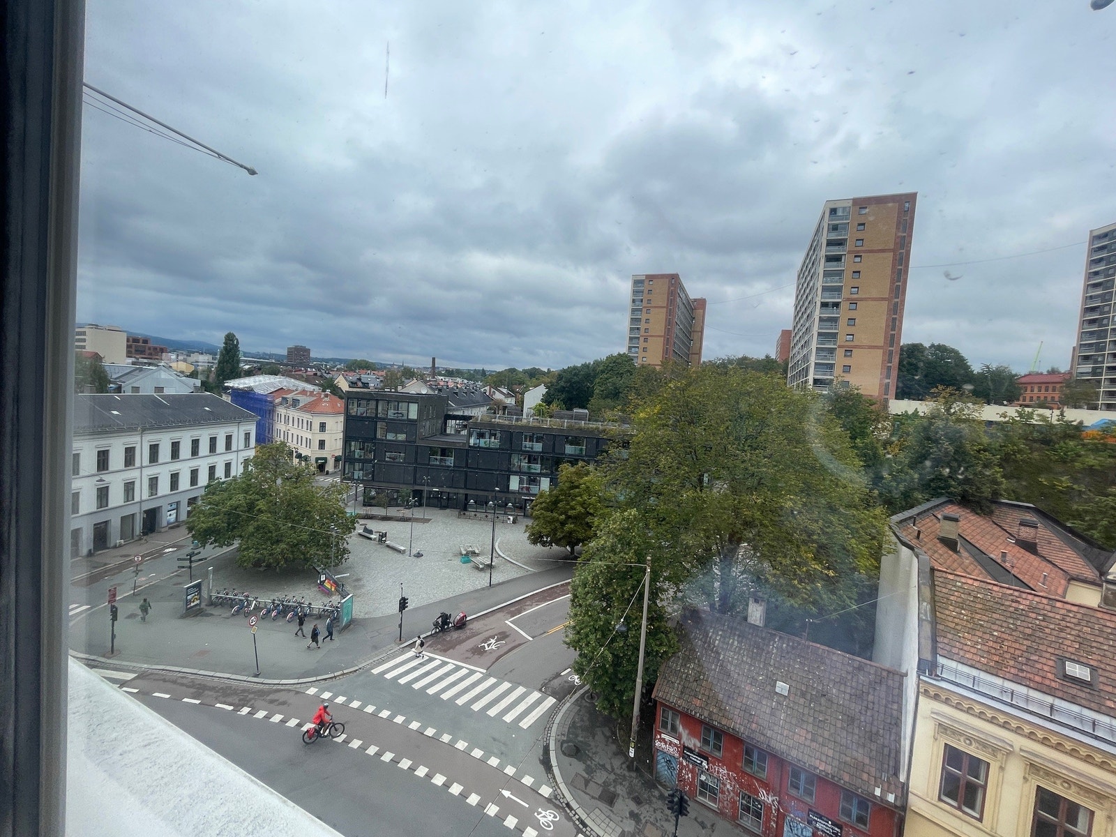 utenfor vindu i lokalet Galleribilde